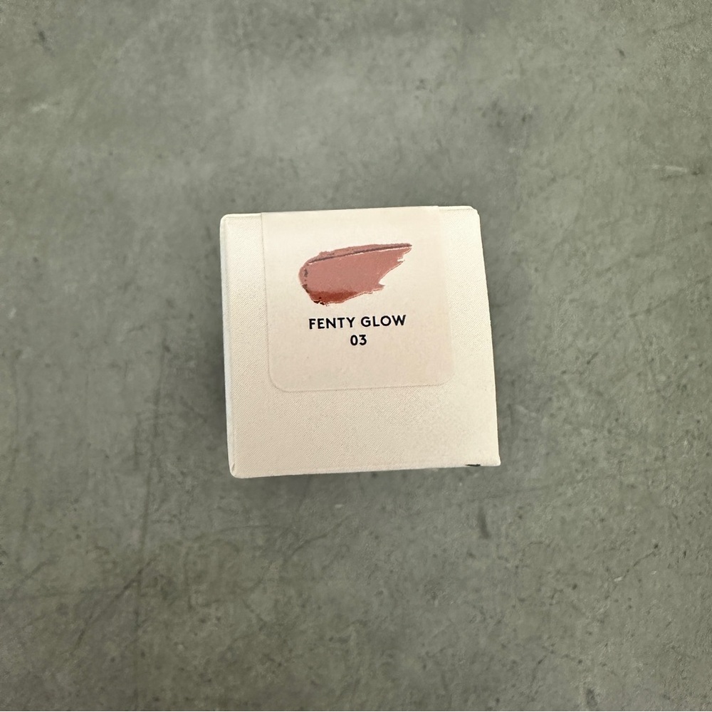 [MAKEUP] Fenty Beauty Lip Gloss | Standard Size | Universal Shade | BNIB - Picture 3 of 7